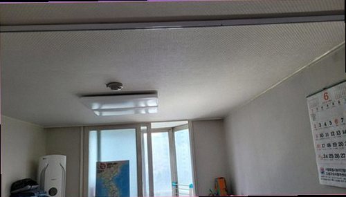 수정구 누수탐지 안방 벽면에 번진 얼룩과 습기 흔적을 확인하는 현장