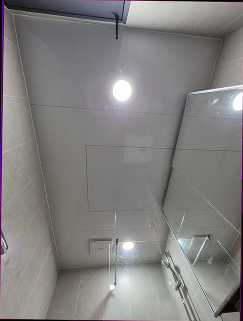 영통구 누수탐지 벽체 주변의 습기와 마감재 변색을 확인하는 점검 장면