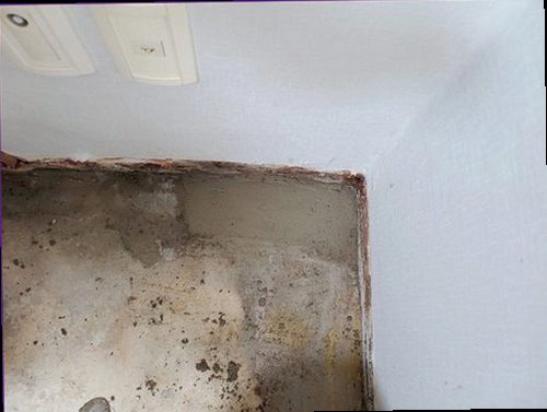 팔달구 누수탐지 배관 연결 부위를 점검하고 천장 내부 건조 상태를 확인하는 현장