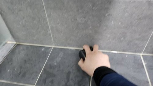 누수탐지 보수 완료 후 천장 상태를 점검하는 모습