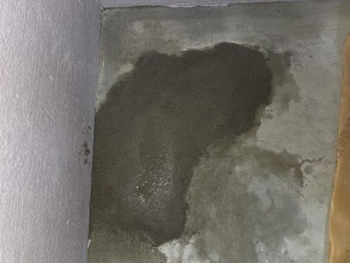누수탐지 바닥 얼룩과 벽면 습기를 비교하는 현장 점검 장면