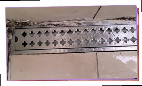 동탄구 누수탐지 베란다 벽면과 창호 주변의 누수 흔적을 관찰하는 모습