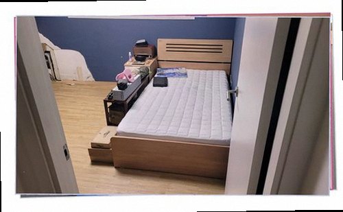 동탄구 누수탐지 싱크대 하부장과 벽면 연결부를 살펴보는 현장 점검 모습