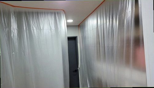 남동구 누수탐지 벽면 변색과 바닥 습기를 확인하는 누수 점검 현장