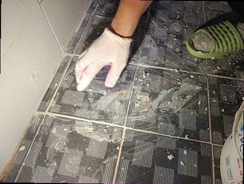 부평구 누수탐지 바닥과 벽면의 수분 변화 여부를 비교하는 현장 점검 모습