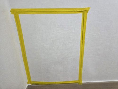 누수탐지 욕실 벽면 타일 줄눈 주변에 번진 물자국과 얼룩 점검 장면