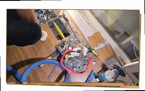 연수구 누수탐지 창틀 주변 물자국과 들뜬 벽지 상태를 확인하는 현장