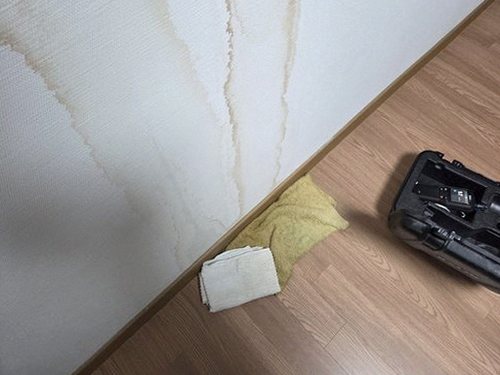 누수탐지 누수 의심 구간에 압력 시험을 진행하는 배관 점검 장면