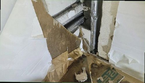 미추홀구 누수탐지 천장 모서리와 벽면의 물자국을 확인하는 현장
