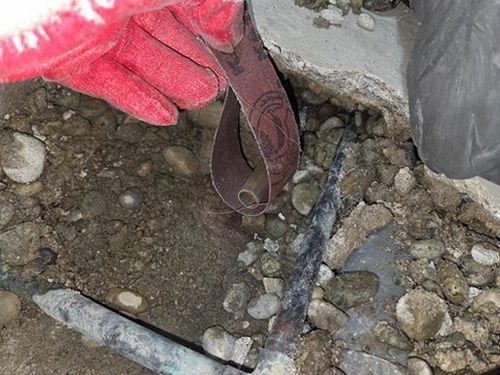 누수탐지 벽지 하단 얼룩과 몰딩 주변 흔적을 살피는 현장 점검 장면
