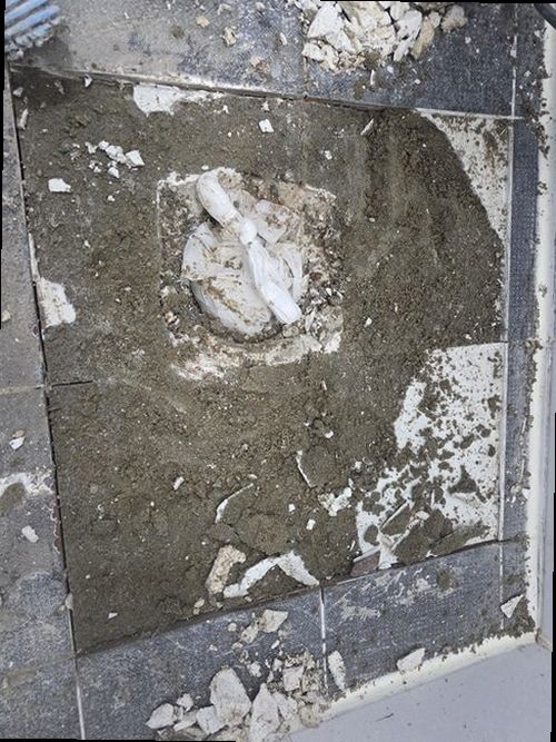 누수탐지 벽체 내부 배관을 점검하는 장비 사용 장면