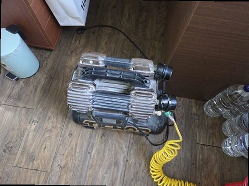 누수탐지 빌라 욕실 배관 연결부를 점검하는 현장 장면
