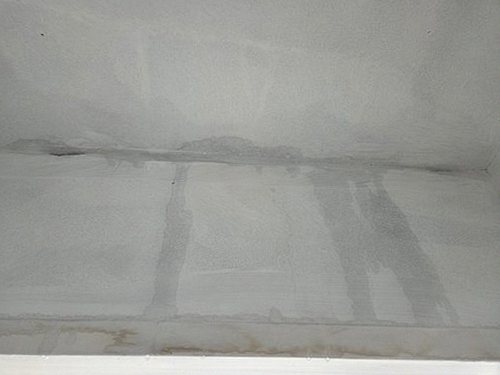 누수탐지 벽면 얼룩과 배관 점검 장면