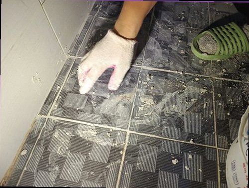 서해구·검단구 누수탐지 벽면에 나타난 물기와 마감재 변색을 확인하는 모습