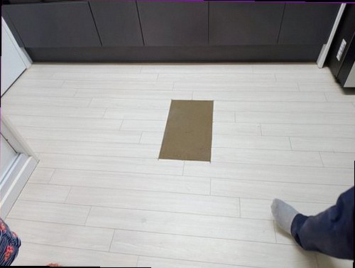 천안시 동남구 누수탐지 천장과 벽면의 습기 흔적을 확인하는 현장 모습