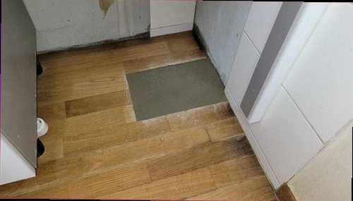 누수탐지 주방 벽면과 싱크대 주변의 습기 흔적을 확인하는 장면