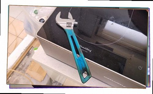 소사구 누수탐지 천장 얼룩과 습기 흔적을 확인하는 모습