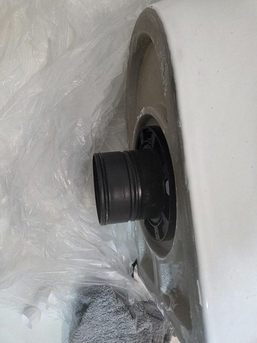 누수탐지 겨울철 외벽 노출 배관과 계량기 점검 장면