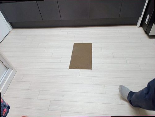 광진구 누수탐지 누수 보수 후 건조 상태와 주변 마감 상태를 확인하는 모습