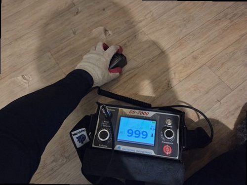 영등포구 누수탐지 천장과 벽면에 나타난 누수 흔적을 점검하는 모습