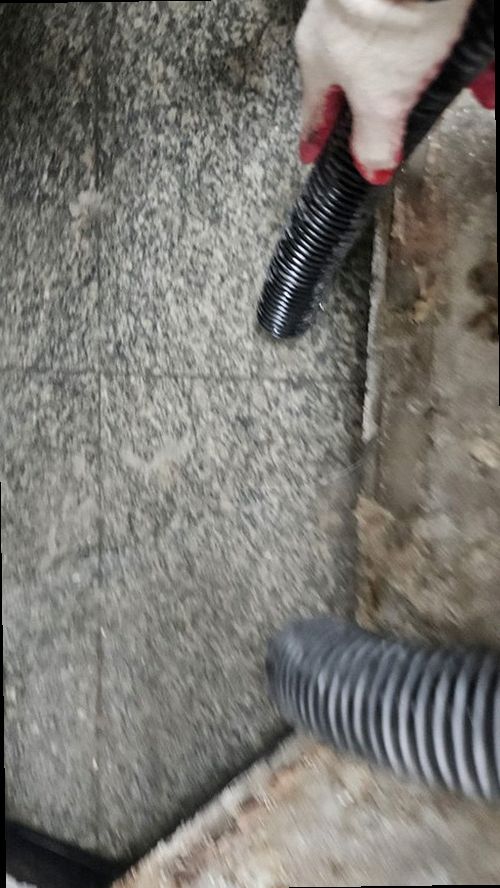 안성 누수탐지 실내 벽과 바닥의 누수 흔적을 기록하는 모습