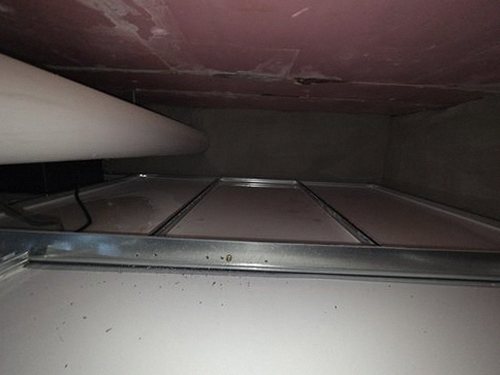 누수탐지 벽지 얼룩 주변을 살펴보며 물 이동 흔적을 확인하는 장면