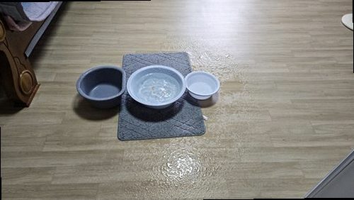 누수탐지 바닥 점검 장비 사용 장면