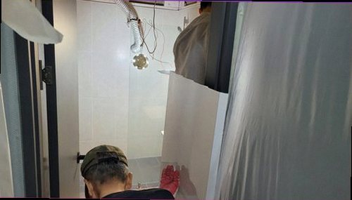 파주 누수탐지 벽면 얼룩과 바닥 습기를 확인하는 모습