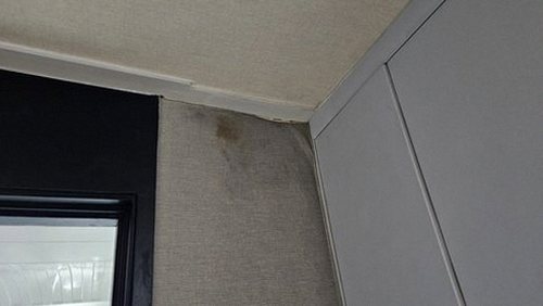 누수탐지 안방 벽면 습도 측정 장면