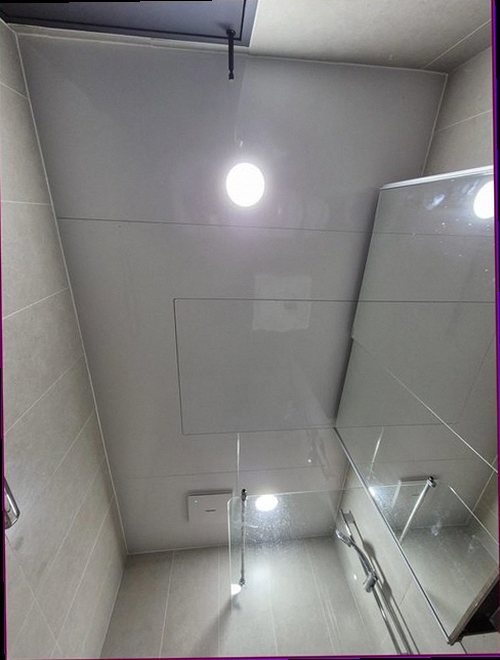 평택 누수탐지 천장과 벽면에 나타난 누수 흔적을 확인하는 모습