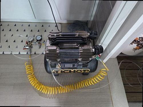 누수탐지 계량기 지침 변화를 관찰하는 점검 장면