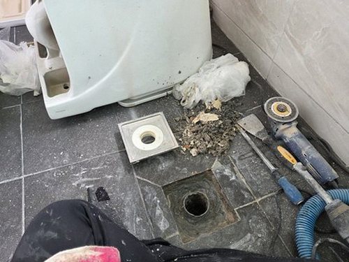 누수탐지 배관 이음부 교체 후 방수층을 도포하고 건조 상태를 확인하는 장면