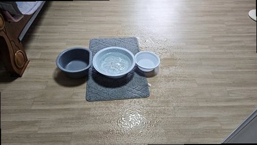 누수탐지 배관 보수 후 거실 누수 부위의 건조 상태를 확인하는 모습