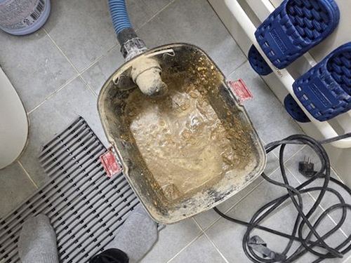 누수탐지 배관 상태와 점검 결과를 함께 대조하는 모습