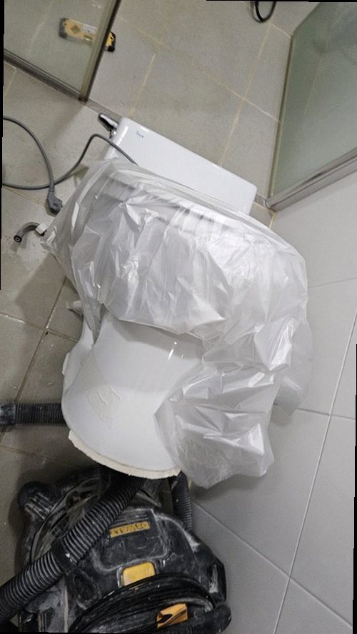누수탐지 벽면 얼룩과 줄눈 변색을 확인하는 모습