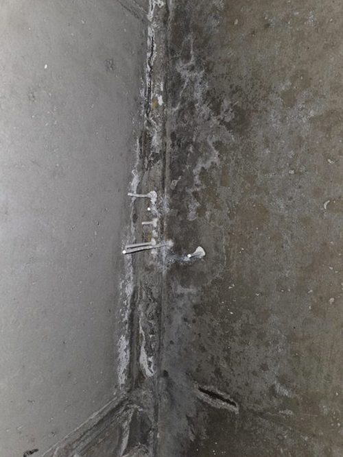 누수탐지 보수 후 벽체 건조 상태와 얼룩 재발 여부를 확인하는 모습