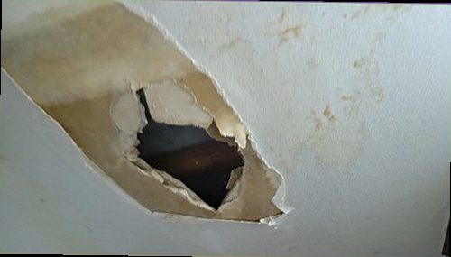 계양구 누수탐지 벽과 바닥의 누수 흔적을 확인하는 모습