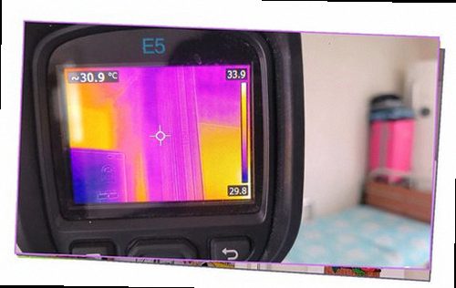 부평구 누수탐지 욕실 바닥과 벽면에 나타난 누수 흔적을 확인하는 모습