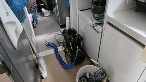 누수탐지 분배기 주변 배관을 확인하며 기록하는 장면