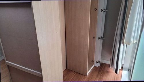 누수탐지 계량기와 벽체 수분 상태를 함께 확인하는 누수 점검 장면