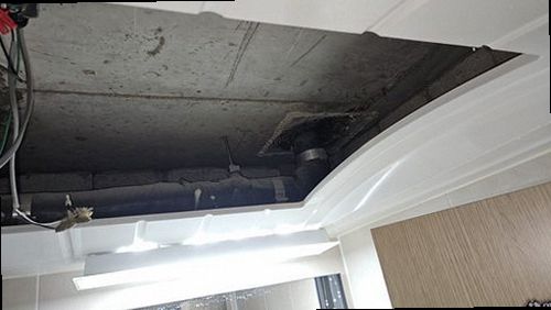 서해구·검단구 누수탐지 누수 흔적과 주변 바닥 상태를 확인하는 장면