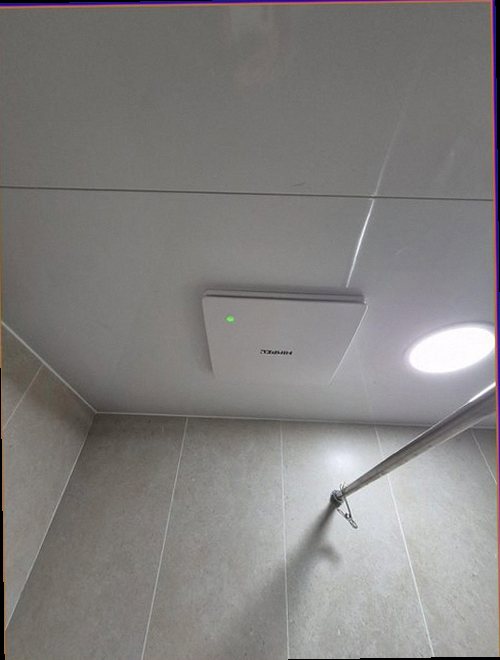 누수탐지 천장 누수 흔적과 점검 위치를 확인하는 현장 모습