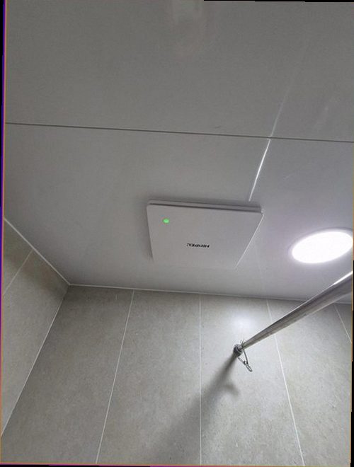 강서구 누수탐지 벽면 변색과 바닥 들뜸 등 누수 초기 흔적을 확인하는 모습