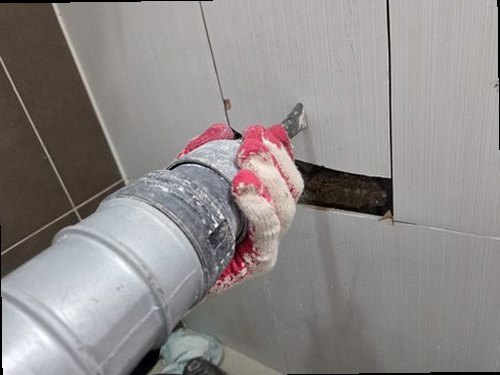 여주 누수탐지 보수 뒤 바닥 상태와 주변 습기를 다시 점검하는 모습