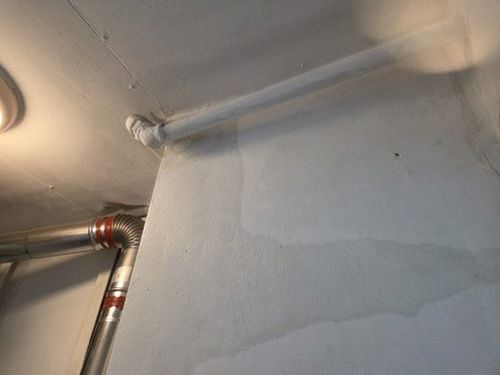 누수탐지 벽면 여러 지점의 수분 수치를 비교하는 점검