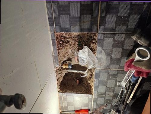 동두천 누수탐지 누수 원인 확인을 위해 수분과 배관 상태를 점검하는 과정