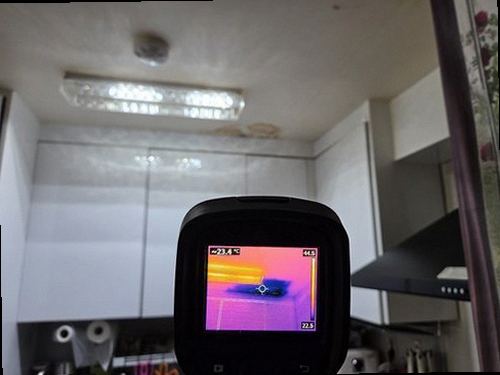 덕양구 누수탐지 벽면 흔적의 위치와 주변 배관을 함께 살피는 점검 모습