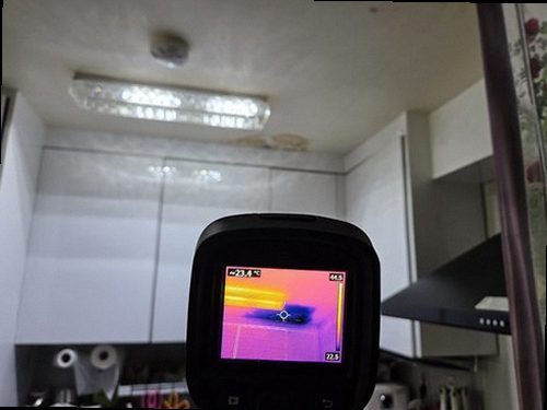 누수탐지 누수 보수 후 천장 건조 상태와 재발 여부를 확인하는 모습