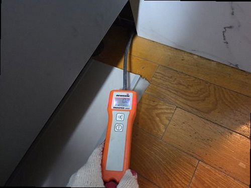 서해구·검단구 누수탐지 벽과 천장의 물자국을 기록하는 점검 장면