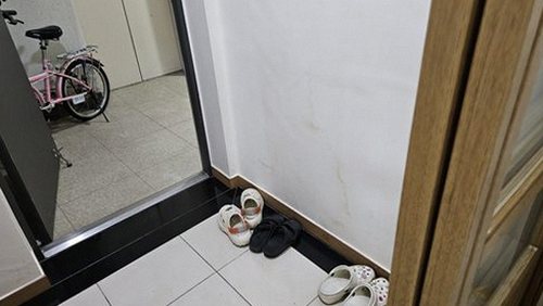 누수탐지 천장 얼룩을 점검하는 누수 확인 장면